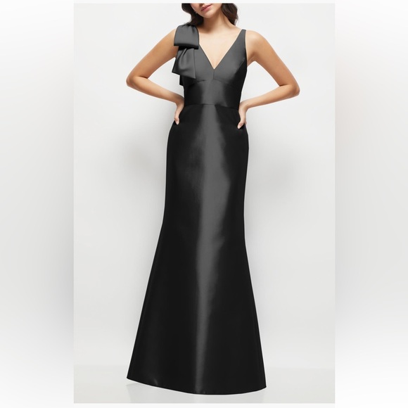 Elegant sleeveless bow detail Trumpet Gown- Alfred Sung - Picture 1 of 9